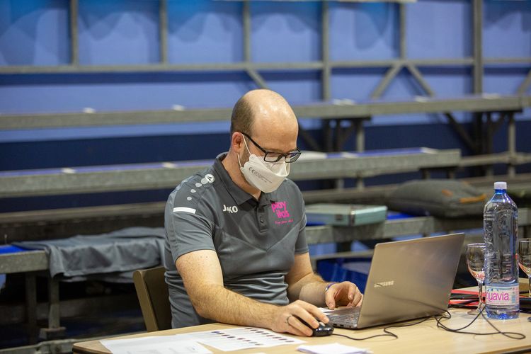 René Rammenstein hatte bei der Turnierleitung alles im Griff. (©Fabig)