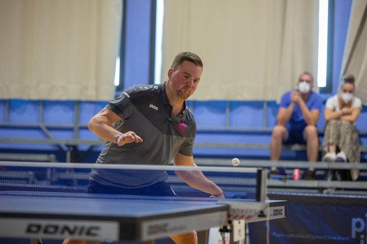 Bastian Neubert vom TuS Lachendorf (TTVN) beim Vorhandtopspin. (©Fabig)