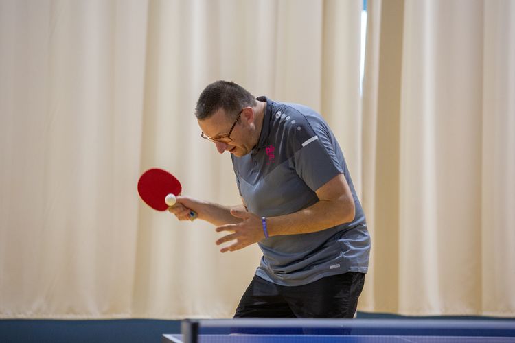 Michael Schüller (TSV Wolkersdorf/BTTV) beim unorthodoxen Aufschlag mit seinem Noppenbelag. (©Fabig)