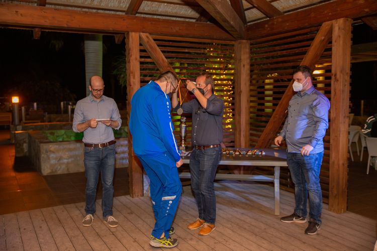 Jeder bekam eine Medaille um den Hals gehängt. (©Fabig)