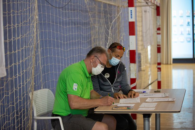 Carsten Matthias erklärt einem Mitarbeiter von Playitas den Turnierablauf im Schweizer System. (©Fabig)