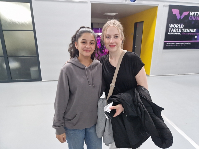 Alijana und Josi haben sich bei einem Werbeevent für das WTT Champions kennengelernt, an dem Josi als eines der größten Nachwuchstalente in Deutschland teilnahm. Nun ist Josi von Sonntag bis Mittwoch als Zuschauerin vor Ort gewesen und hat sich gefreut Alijana, die übrigens die Schwester von den bereits vorgestellten Angelo und Adriano ist, wiederzusehen. Besonders begeistert waren die beiden von den Matches von Patrick Franziska, Felix Lebrun und Bernadette Szöcs. (©Gohlke)
