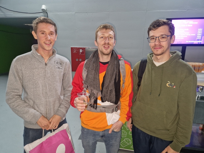 Große Fans von Felix Lebrun sind Mathieu, Joffrey und Tibault. Die drei kommen aus dem französischen Nancy und waren am Donnerstag beim WTT Champions zu Gast. Nach dem 3:0-Sieg von Felix Lebrun über Dang Qiu wird sich die insgesamt sieben Stunden lange Hin- und Rückreise für die drei auf jeden Fall gelohnt haben. (©Gohlke)