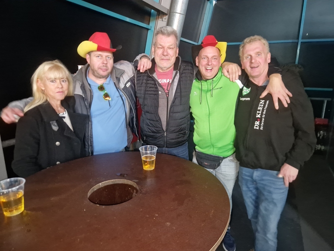 Eine Reisegruppe von insgesamt 18 Personen machte sich vom TSV Wentorf-Sandesneben auf den Weg nach Frankfurt. Mit Odette, Christian, Udo, Bernd und Ulli haben wir fünf der 18 Sportfreunde gemeinsam erwischt. Von Donnerstag bis Sonntag sind sie in der Halle. Der Großteil freut sich besonders auf die Spiele von Ma Long, "weil der GOAT sicherlich nicht mehr so oft live zu sehen sein wird." (©Gohlke)