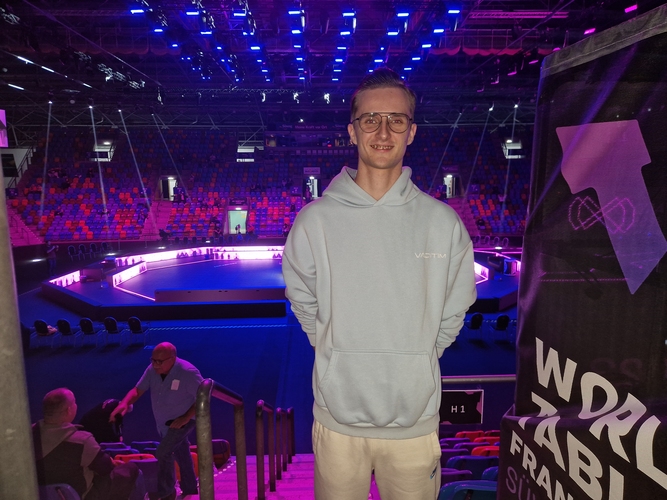 Einer der nur ganz wenigen Tischtennis-Vloger ist Marvin. Der große Bruder des ehemaligen Jugendnationalspielers Taylor Fox postet auf seinem Youtube-Kanal TiFoX02 auch Vlogs aus der Ballspielhalle, in der die WTT Champions stattfinden. Der großgewachsene Tischtennisfan kommt aus Bad Schwalbach, ist an allen acht Tagen in der Halle und war besonders vom Match zwischen Fan Zhendong und Truls Moregardh begeistert. (©Gohlke)