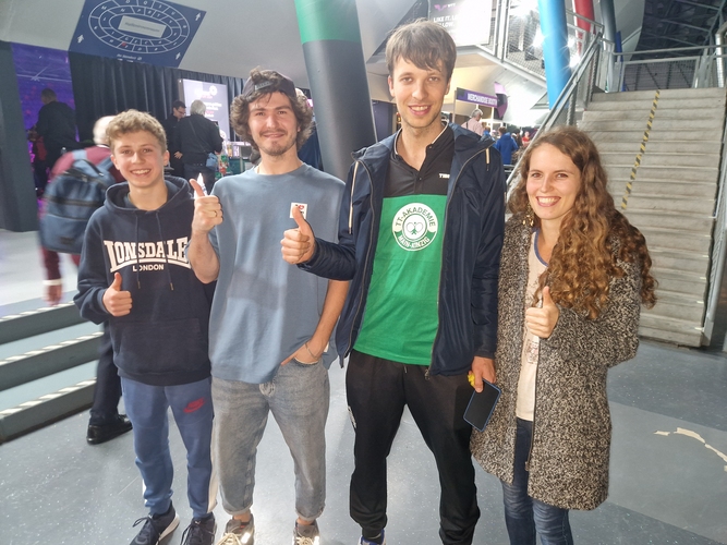 Jannes, Alexey, Björn und Kristin sind mehrere Tage beim WTT Champions vor Ort. Björn ist als Trainer vom TTC Salmünster auch auf Youtube aktiv und sicherlich einigen Usern bekannt. Am spektakulärsten fanden die vier das Match zwischen Simon Gauzy und Felix Lebrun. (©Gohlke)