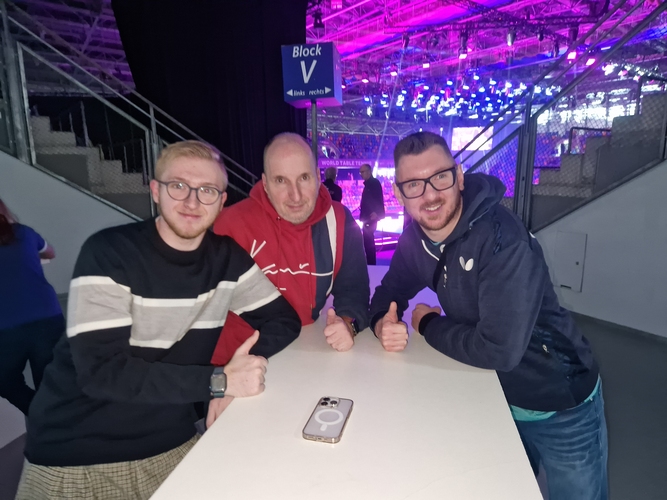Aus dem Ruhrpott kommen Leon, Dennis und Dirk. Leon und Dennis spielen beim FC Schalke 04, während Dirk beim ATSV Espelkamp aktiv ist. Gemeinsam waren sie von Sonntag bis Donnerstag vor Ort und fanden besonders die Spiele zwischen Fan Zhendong und Truls Moregardh sowie Dimitrij Ovtcharov und Mattias Falck sensationell. (©Gohlke)