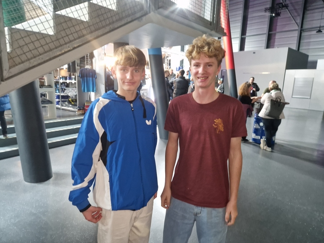 Leon und Bjarne spielen gemeinsam beim TSV Gerbrunn und waren am Mittwoch und Donnerstag beim WTT Champions zu Gast. Besonders gespannt waren sie auf das Duell zwischen Felix Lebrun und Dang Qiu. (©Gohlke)