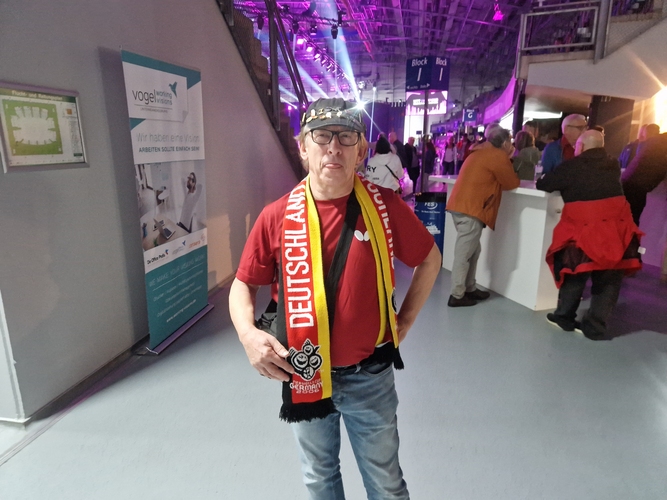 Klaus-Dieter kommt aus dem 99 Kilometer von der Süwag-Arena entfernten Kirtorf und ist die ganze Woche über in der Halle. Der immer noch aktive Spieler der TTG Kirtorf/Ermenrot war in den letzten Jahrzehnten schon bei unzähligen Tischtennisveranstaltungen zu Gast und hat sich am Dienstag besonders über das hochklassige Match zwischen Patrick Franziska und Lin Yun-Ju gefreut. (©Gohlke)