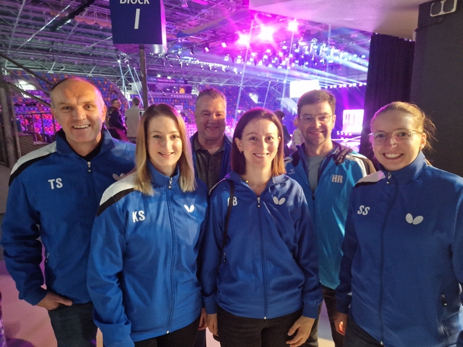 Vom TTC Willstädt kommen Thomas, Katrin, Michael, Carina, Heiko und Saskia. Sie hatten am Mittwoch den Feiertag genutzt, um nach Frankfurt zu kommen und waren am meisten von den Spielen von Bernadette Szöcs und Lim Jonghoon begeistert, die nacheinander gegen die Topchinesen gewannen. (©Gohlke)