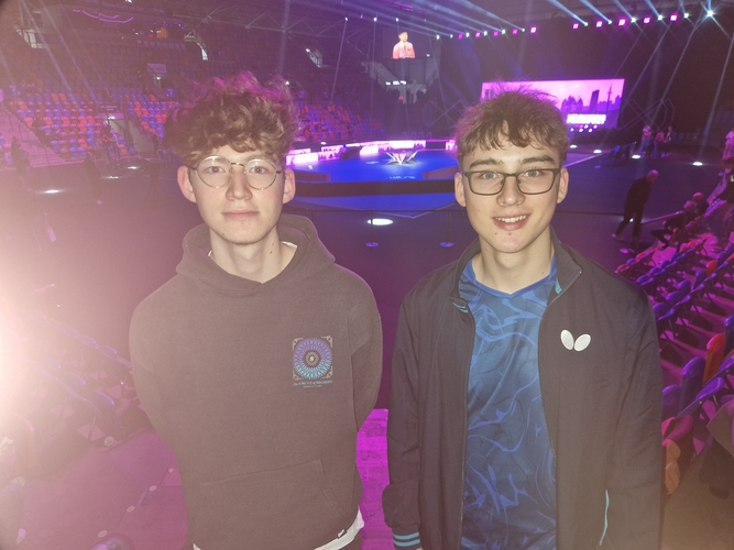Von Montag bis Mittwoch waren Daniel und Malte beim WTT Champions in Frankfurt zu Gast. Die beiden Spieler des TTV Weinheim-West waren besonders vom Match zwischen den zwei Franzosen Simon Gauzy und Felix Lebrun angetan. (©Gohlke)