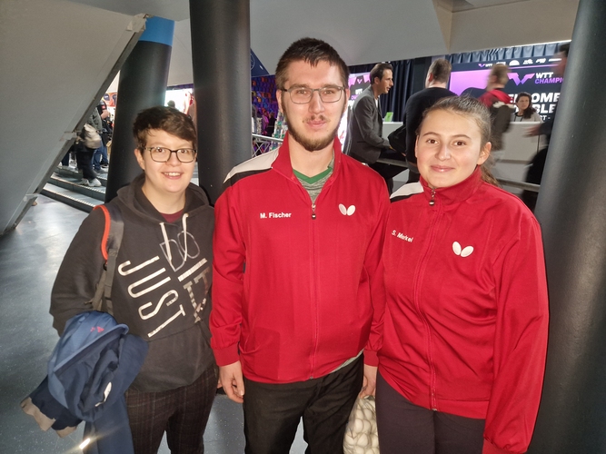 Conny, Maximilian und Stephanie waren am Mittwoch in der Halle. Gemeinsam schlagen sie für den TV Gernsbach auf und freuten sich ganz besonders über den sensationellen Sieg von Bernadette Szöcs gegen Chen Meng. (©Gohlke)