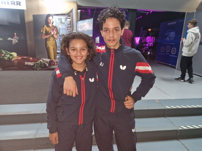 Aus einer positiv verrückten Tischtennisfamilie stammen Angelo und Adriano. Sie sind gemeinsam mit zwei Geschwistern sowie ihren Eltern die ganze Woche über auf den Rängen anzutreffen. Gemeinsam spielen sie aktuell noch für den TTC Assenheim. Das größte Highlight war für sie das Match zwischen Simon Gauzy und Felix Lebrun. (©Gohlke)