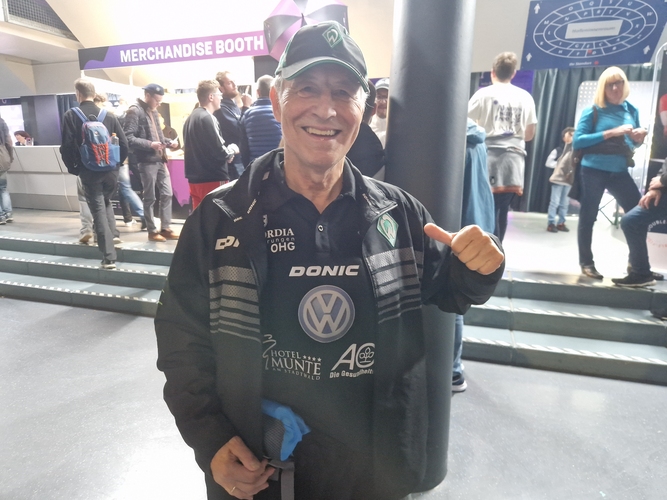 Über Karl-Heinz könnte man einen eigenen Artikel schreiben. Der 79-jährige Bremer spielt bereits seit 70 Jahren Tischtennis und ist bei den Heimspielen des SV Werder Bremen in der TTBL als Fotograf unterwegs. Über diese Funktion hat er bei einem Heimspiel in Bremen den Fanbeauftragten des TTC Zugbrücke Grenzau kennengelernt, bei dem er von Mittwoch bis Sonntag untergebracht ist.
Sein Highlight waren die Siege von Bernadette Szöcs und Lim Jonghoon über die Topchinesen.
(©Gohlke)