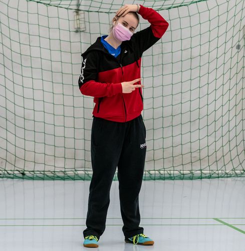 Auf ihre gewohnten Dehnübungen verzichtete die 17-Jährige nicht. (©Gohlke)