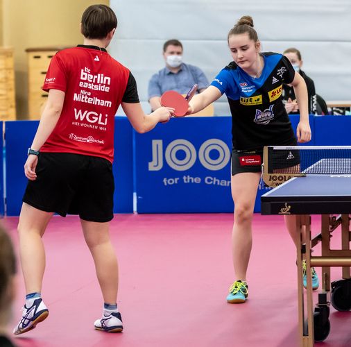 Corona-Gruß vor dem letzten Einzel: Nina Mittelham machte den 3:0-Erfolg mit dem glatten Sieg gegen Sophia Klee perfekt. (©Gohlke)