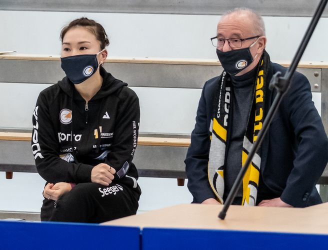Shan Xiaona nahm zwischendurch neben ttc-Präsident Alexander Teichmann Platz. (©Gohlke)