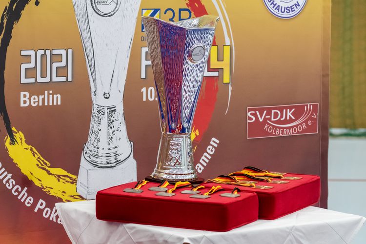 Die Trophäe kennen die Berlinerinnen bereits bestens aus den Vorjahren. (©Gohlke)