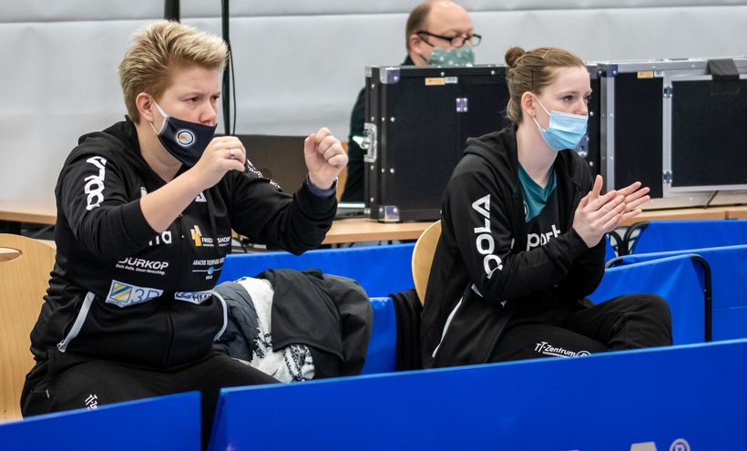 Jessica Göbel und Britt Eerland fieberten von außen mit. (©Gohlke)