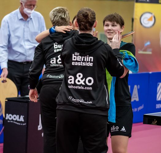 Am Ende durften sie Nina Mittelham und Shan Xiaona gratulieren. (©Gohlke)