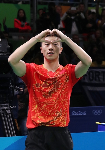 Sie stammt von Ma Long, der bei den Olympischen Spielen 2016 in Rio de Janeiro seinen Fans auf diese Weise dankte (©ITTF)