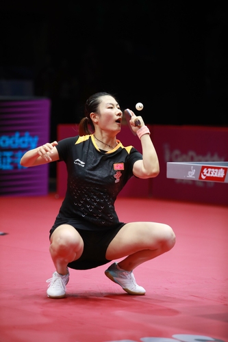 Die Urheberin ist Ding Ning, die dafür sehr tief in die Hocke geht (©ITTF)