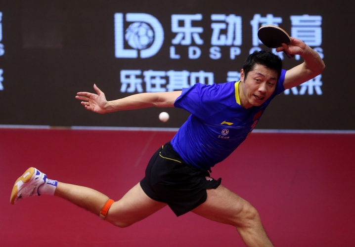 Der chinesische Penholderspieler Xu Xin, der auch an die unmöglichsten Bälle noch herankommt (©ITTF)