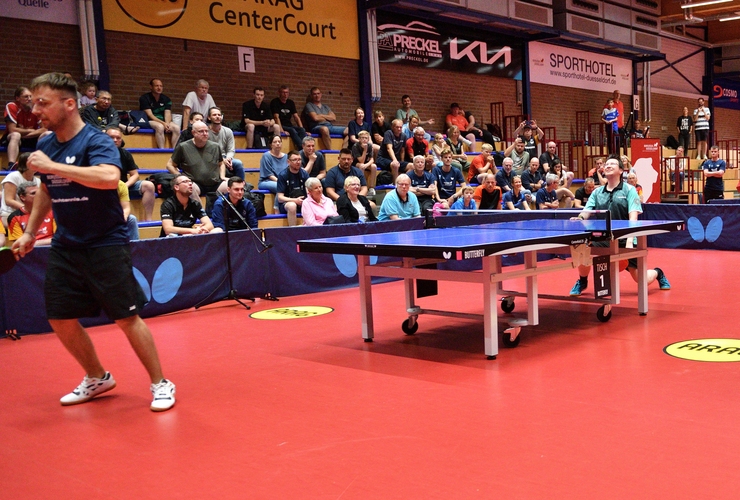Im Halbfinale wurde er jedoch kurz vorm Endspiel von Carsten Ditinger (l.) von der Spvgg. 07 Hochheim gestoppt (©MaJo-Foto)