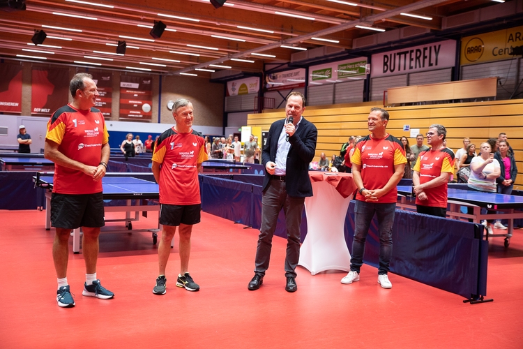 Düsseldorfs Oberbürgermeister Dr. Stephan Keller (mit Mikro), Ideengeber und myTischtennis-Geschäftsführer Jochen Lang (l.) und Borussia-Manager sowie Gastgeber Andreas Preuß (2. v. l.) begrüßten die Teilnehmer (©Fabig)