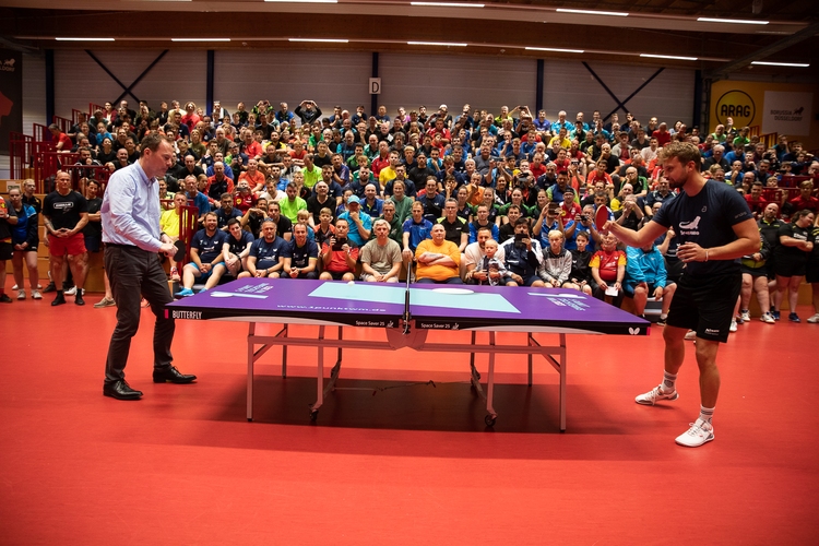 Der Eröffnungsballwechsel war dem Bürgermeister und Ex-Bachelor Dominik Stuckmann überlassen... (©Fabig)