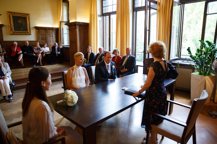 Der erste Schritt: Standesamtliche Trauung im Düsseldorfer Rathaus (©Fabig)