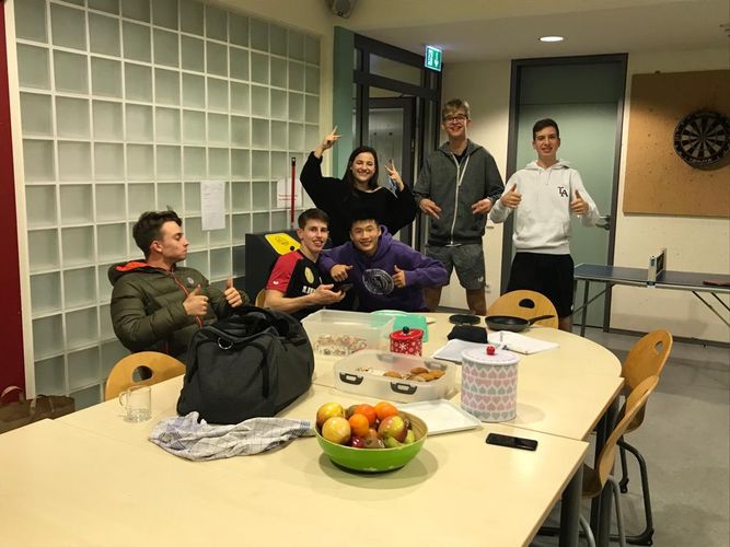 Im Aufenthaltsraum verbringen die Jugendlichen oft ihre Freizeit miteinander. Von links nach rechts: Tobias Slanina, Benno Oehme, An Duy Dang, Anastasia Bondareva, Tayler Fox und Felix Köhler. (©Fabian Kleintges-Topoll)