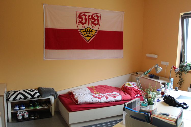 Kaum zu übersehen. Der 14-jährige Tayler Fox ist großer Fan des VfB Stuttgart. Der gebürtige Hesse schläft sogar in VfB-Bettwäsche. (©Fabian Kleintges-Topoll)