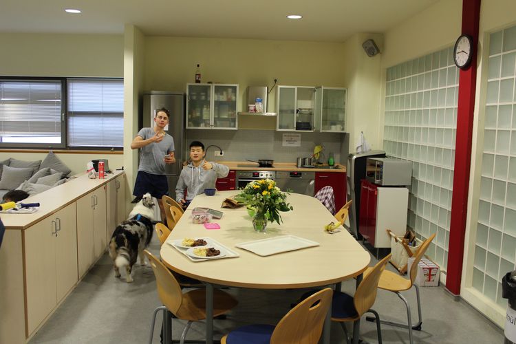 Gegessen wird zwar meistens in der Kantine, doch die Schüler schwingen gelegentlich auch selbst den Kochlöffel. (©Fabian Kleintges-Topoll)