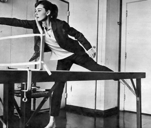 Audrey Hepburn frühstückt nicht nur gerne bei Tiffany's, sondern greift auch mal zum Tischtennisschläger (©Uberpong)