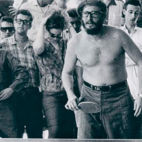 Und auch in Kuba wird Tischtennis gespielt: Fidel Castro zeigt, was er kann (©Uberpong)