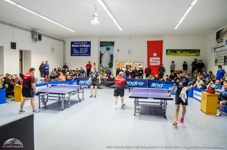 Die Partie wurde sogar in die Ringerhalle des Bundesligisten AV Germania Markneukirchen ausgelagert... (©Polster/TTV Erlbach)