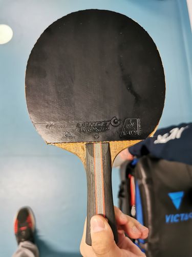 Die Französin Charlotte Lutz wurde bei den Schülerinnen Zweite hinter der Deutschen Annett Kaufmann. Ihr favorisierter Belag in rot und schwarz ist der Target Pro XD von Cornilleau. (©Gohlke)