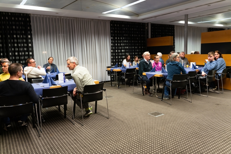 Schnell kamen die Aktiven untereinander ins Gespräch. (©Fabig)