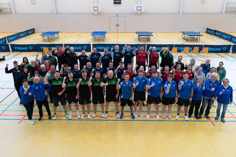 Von der Tribüne geknipst: Ein Jubelfoto vor dem Start. (©Fabig)