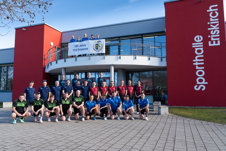 Für das erste Gruppenfoto versammelten sich alle vor der Sporthalle. Jeder Verband lief einheitlich in einer eigenen Trikotfarbe auf. ©Fabig)