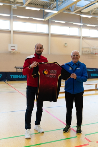 Viktor Fütterer, Abteilungsleiter des Gastgebervereins aus Eriskirch, bekam als Dankeschön für die Ausrichtung ein Teilnehmershirt vom TTBW-Verantwortlichen Walter Dörling überreicht. (©Fabig)