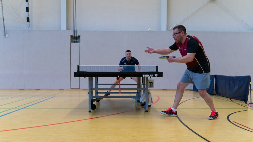 Es folgen Spielszenen der Teilnehmer: Wolfgang Krickl (TTBW) beim Aufschlag. (©Fabig)