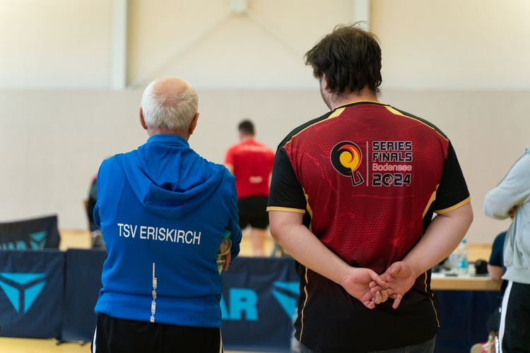 Während des Finaltags tauschten sich Viktor Fütterer vom TSV Eriskirch und Martin Sebald (Turnierleitung) über die Spiele aus. (©Fabig)