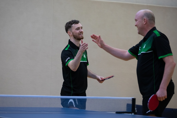 Shakehands nach dem verbandsinternes Duell: Marvis Wobser und Arnold Lehmann (TTVN). (©Fabig)