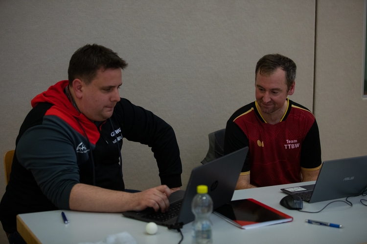 War für die schriftliche Berichterstattung verantwortlich: Matthias Bomsdorf vom HTTV (l.) beim Interview mit Sieger Markus Brodbeck (TTBW). (©Fabig)