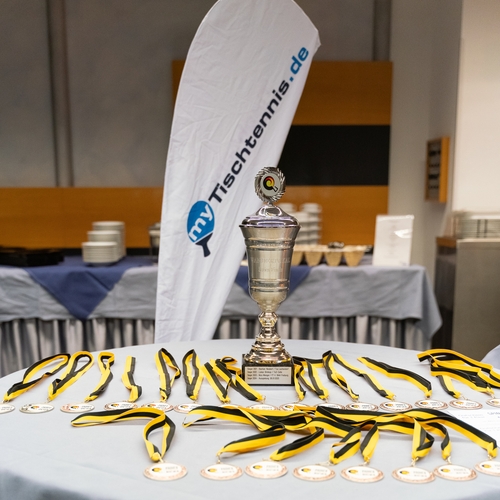 Um diese Trophäe und Medaillen ging es. (©Fabig)
