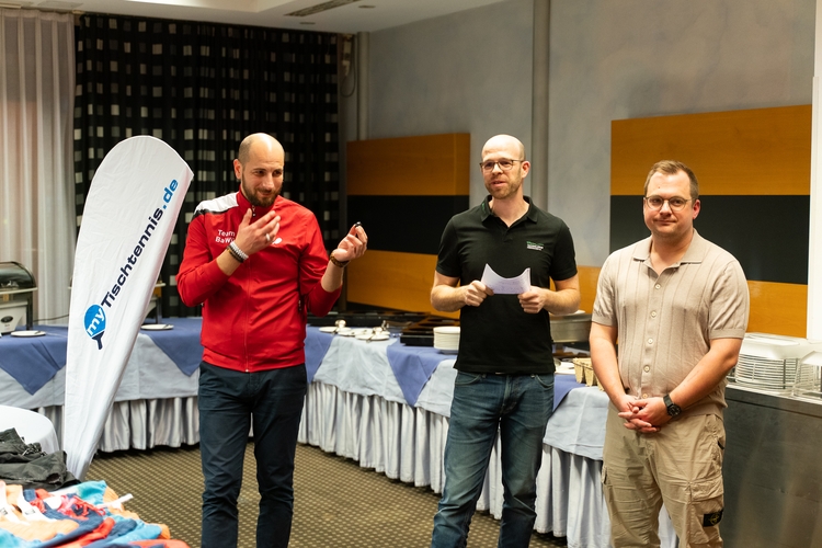 Bei der Siegerehrung richteten Walter Dörling (TTBW), René Rammenstein (TTVN) und Jan Hallerbach (RTTVR) noch einige Worte an die Teilnehmer. (©Fabig) 