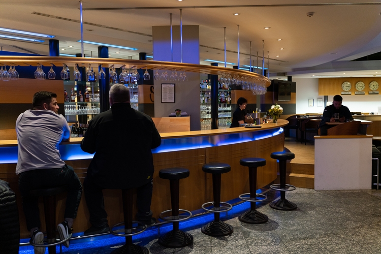 Für den einen oder anderen Spieler ging es danach noch in die angrenzende Bar. (©Fabig)