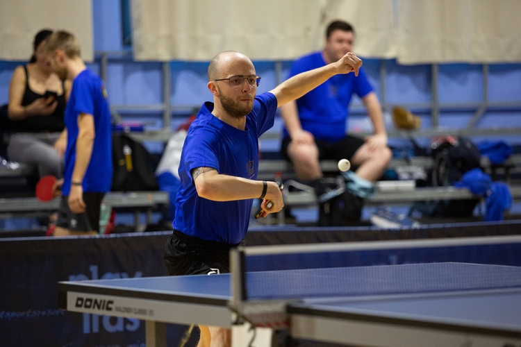 Adrian Ritter (TSV 1921 Modau/HTTV) beim Rückhandtopspin. (©Fabig)